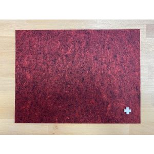 Birth Gramm Tischset Filz rubinrot meliert weißes Kreuz