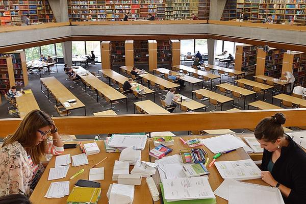 Bibliothek - © Universität Basel