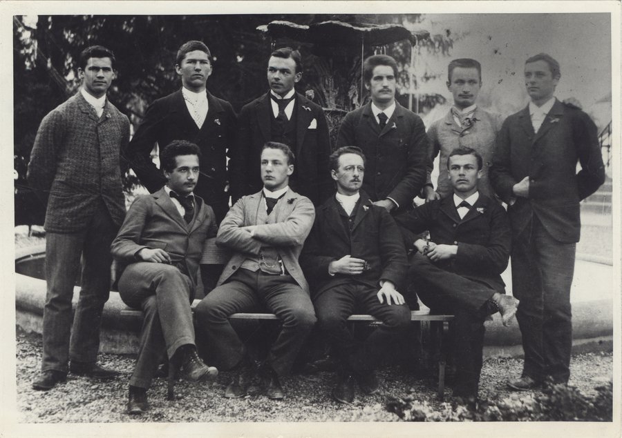 Einsteins (unten links) Maturandenfoto - © ETH-Bibliothek Zürich, Bildarchiv