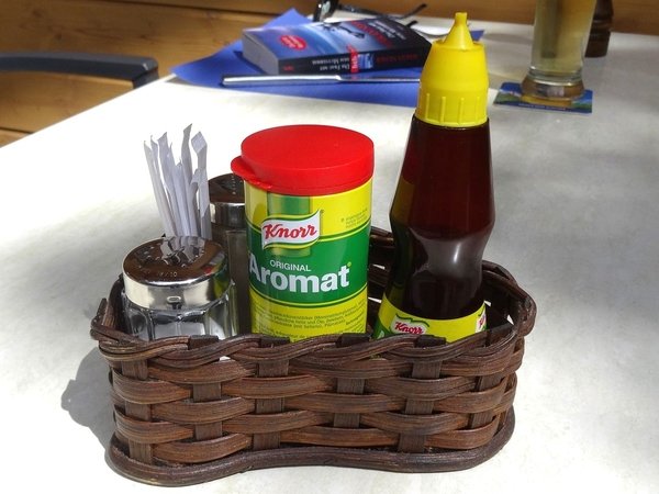 Die Knorr-Menage: Inzwischen ein überraschend seltener Anblick in Schweizer Restaurants. - © Adrian Michael / CC-BY-SA-2.0