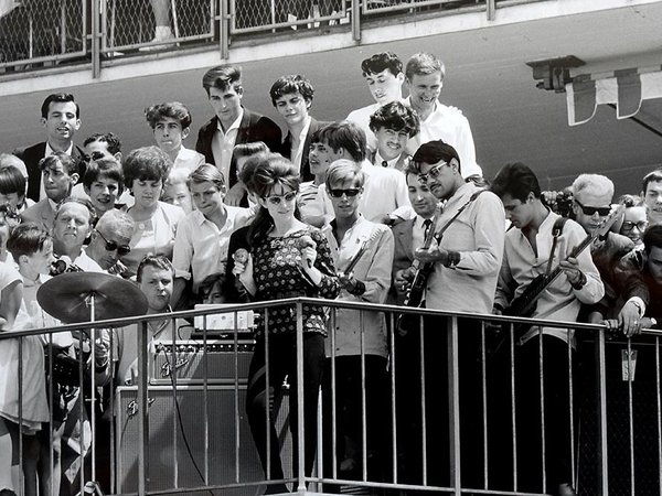 «Les Sauterelles» spielen für die Beatles - © ETH Bildarchiv / Jack Metzger