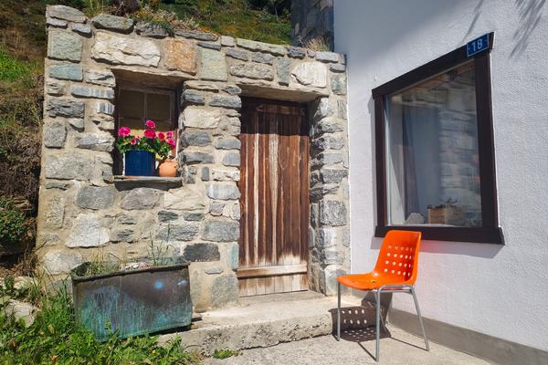 Dezente Geranien am kleinen Chalet im Wallis. - © René Buss