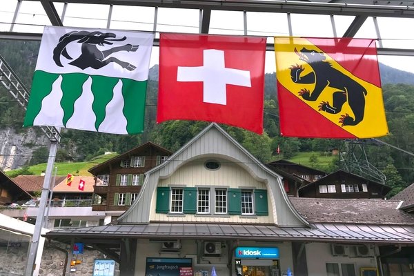 Der Steinbock im Wappen der Gemeinde Lauterbrunnen und der Bär im Wappen des Kantons Bern.