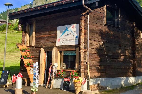In Natalie Kummers Souvenir-Shop beginnt meine Suche nach dem Öl der Murmeltiere