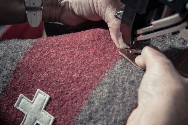 Tasche aus Armeedecken mit Schweizerkreuz von Karlen Swiss.