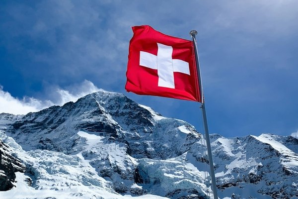 Schweizerfahne als beliebtes Postkartenmotiv.