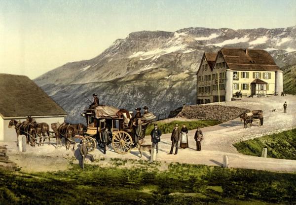 Touristen mit Postkutsche am Furkapass