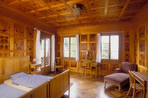 Edles Holz im Schlafzimmer - © aletscharena