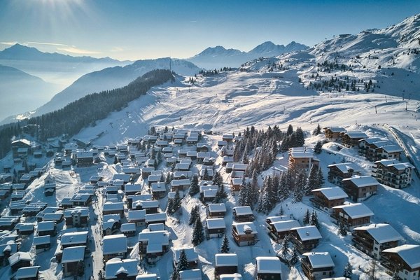 Auf Ski von der Piste zum Chalet: Auf der Bettmeralp (Wallis) in der Aletscharena noch möglich...
