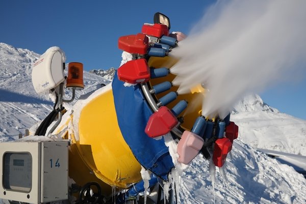 Schneekanone: 1000m³ Wasser für 30cm Schnee auf einem Hektar Skipiste.