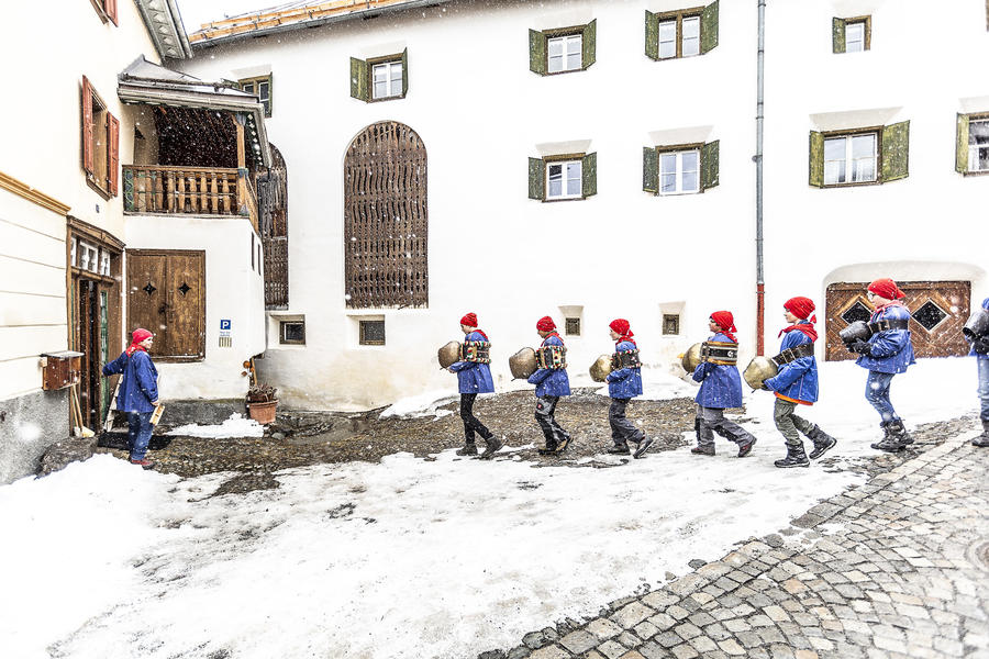 Kinder am Chalandamarz in Guarda © Andrea Badrutt, Chur