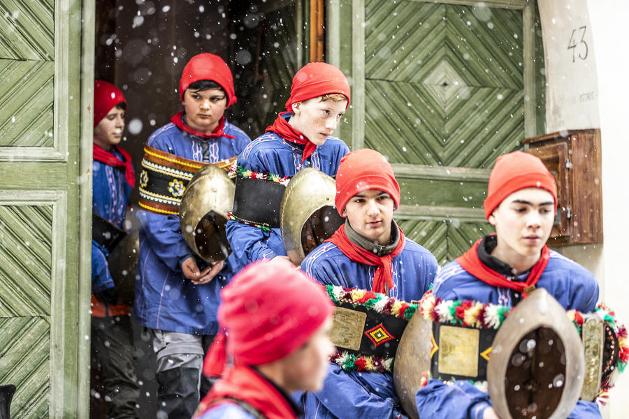 Kinder mit Schellen am Chalandamarz in Guarda © Andrea Badrutt, Chur