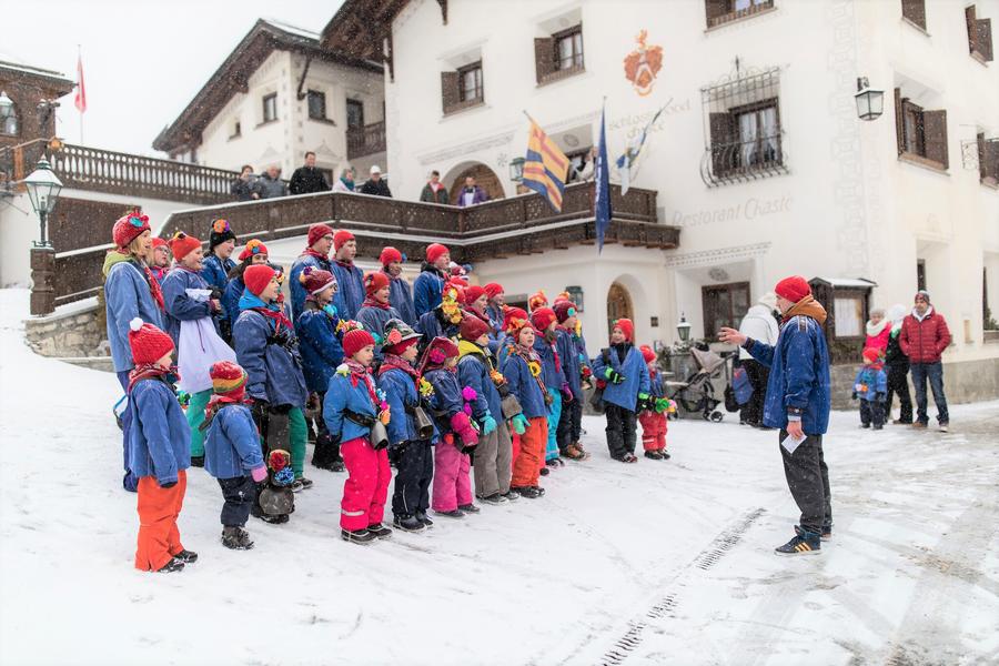 Singende Kinder am Chalandamarz in Tarasp © Dominik Täuber
