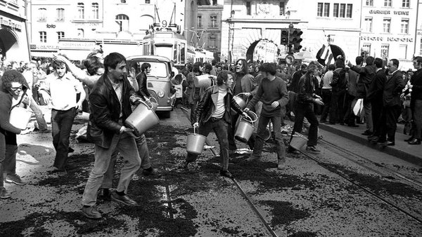 Über 300m Tramgleise wurden 1972 in der Berner Altstadt zugeteert - © Bernard Willemin / La Galerie du Sauvage