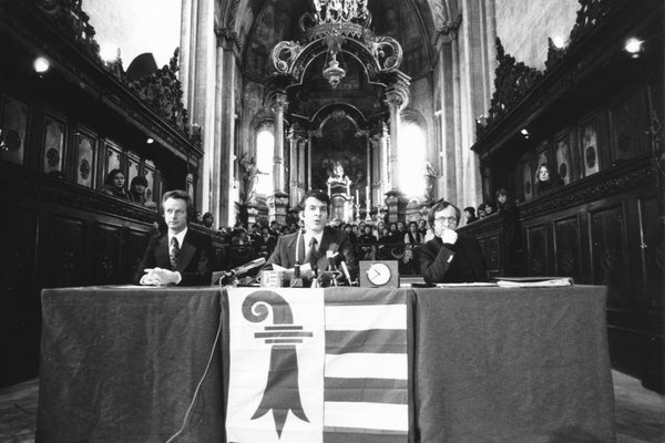 Annahme der jurassischen Verfassung am 3. Februar 1977 in der Stiftskirche von Saint-Ursanne - © Archives cantonales jurassiennes, Fonds Roland Béguelin / CC BY-SA 4.0
