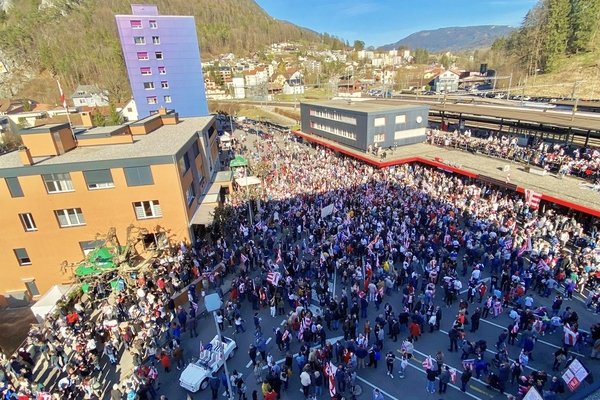 Einwohner von Moutier erwarten 2021 gespannt das Ergebnis der Abstimmung. - © Jérémy Thoma / CC BY-SA 4.0