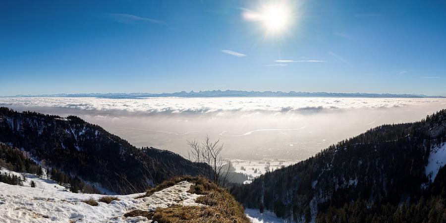 Aussicht vom Grenchenberg auf Grenchen, die Aare, Wolken über dem Emmental und die Berner Alpen im Hintergrund