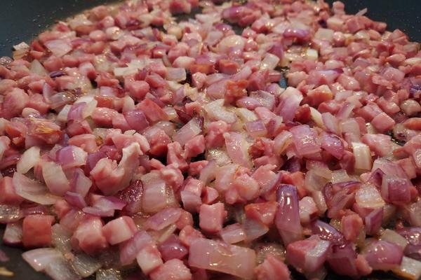 Zwiebeln und Speck - © René Buss