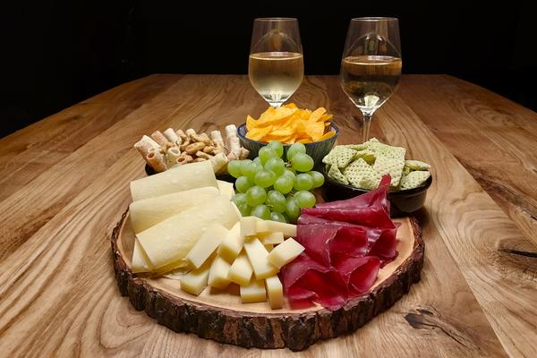 Ein klassisches Apéro-Plättli mit Bündnerfleisch und Käsespezialitäten - © René Buss