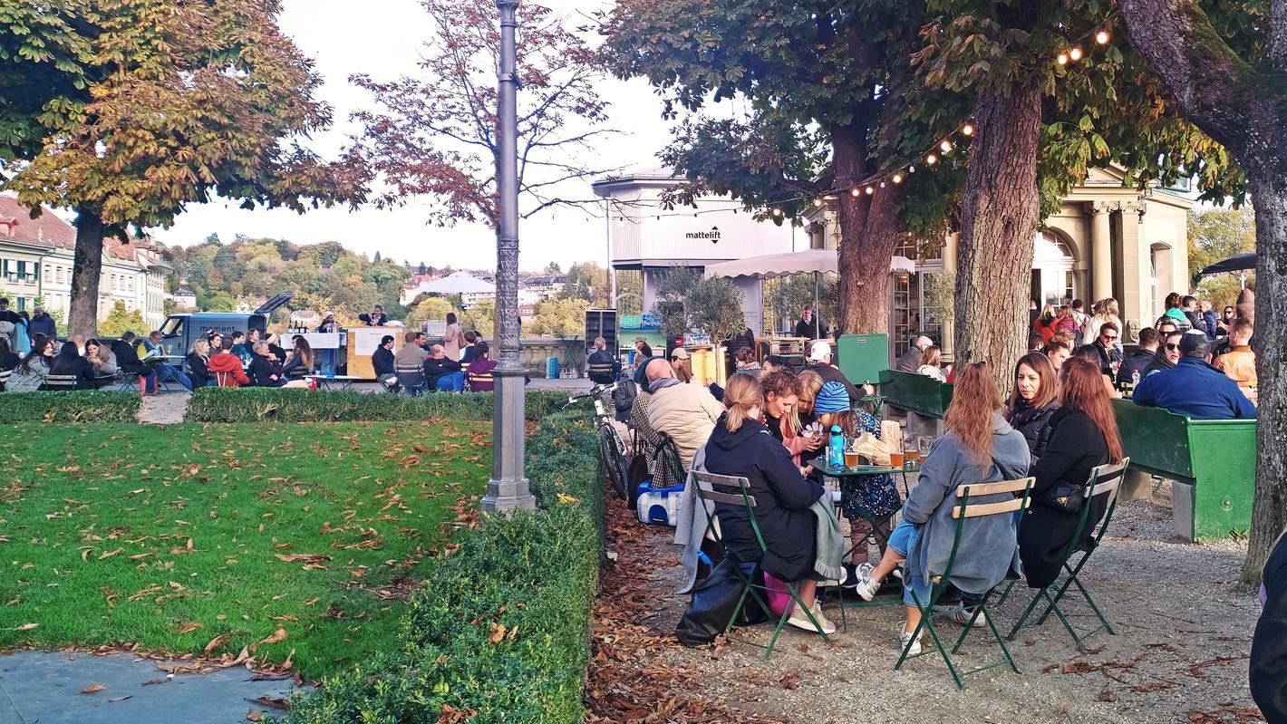 Entspannte Atmosphäre in Bern: spontanes «Apérölen» unter Freunden mit mobilen Apéro-Bars auf der Münsterplattform - © René Buss