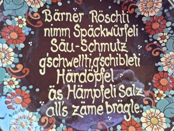 Alter Röstiteller aus Heimberg BE: «Berner Rösti: Nimm Speckwürfelchen, Schweineschmalz, gekochte, geschnittene Kartoffeln, eine Prise Salz. Alles zusammen braten.»