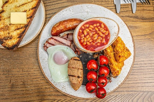 Auch sehr fein, aber keine Rösti: Hash browns (rechts am Tellerrand) beim englischen Frühstück.