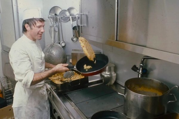 Speisewagen der SBB 1978: In der engen Küche eines fahrenden Zuges hunderte Rösti pro Tag zu braten und zu wenden, macht den Meister.