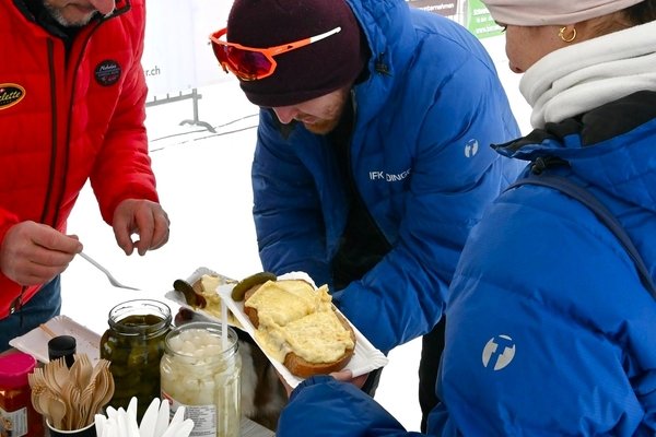 «Chäsbrätel», der Klassiker an den Skipisten im Berner Oberland. - © Raclette Suisse