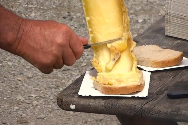 Bratkäse am Tannalpsee OW - © YT/Urs Amrein