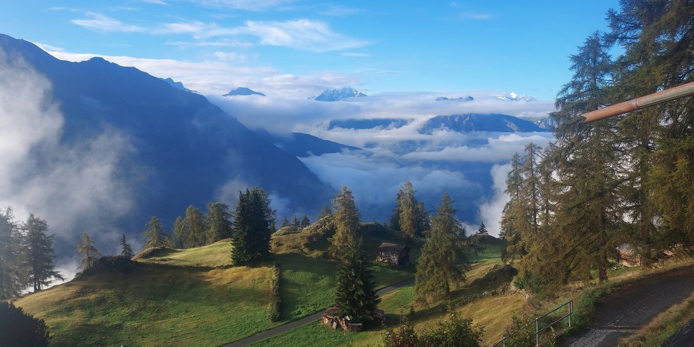 Cremiger Nebel zieht über den Simplonpass - © René Buss