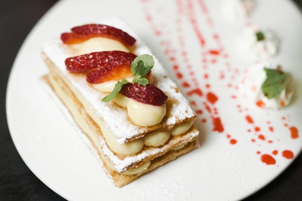 Auch «guet»: Cremeschnitte mit Erdbeeren, kunstvoll montiert.