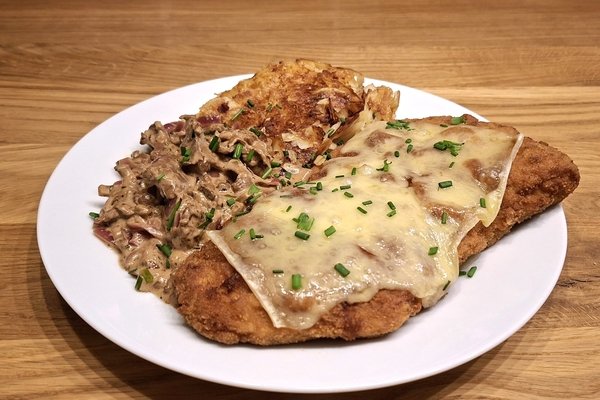«Emmentaler Cordon-Bleu mit Berner Rösti und Pilz-Rahmsoße» - © René Buss