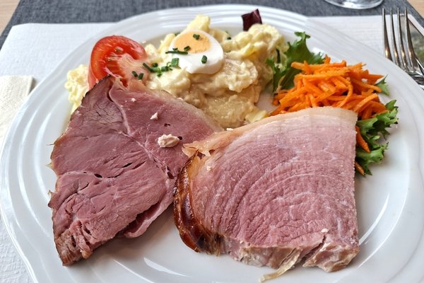 Eine zünftige Buurehamme mit Härdopfusalat im «Löwen» von Wichtrach. - © René Buss