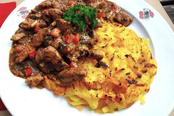 Kalbsleber mit Rösti im Wirtshaus «Alter Bären» im Freilichtmuseum Ballenberg - © René Buss