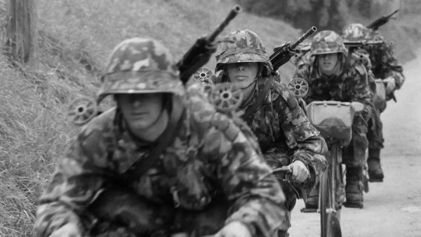 Auf dem Velo in den 1960ern: Wer ein Fondue hatte, braucht keine Gangschaltung!  - © ETH-Bildarchiv