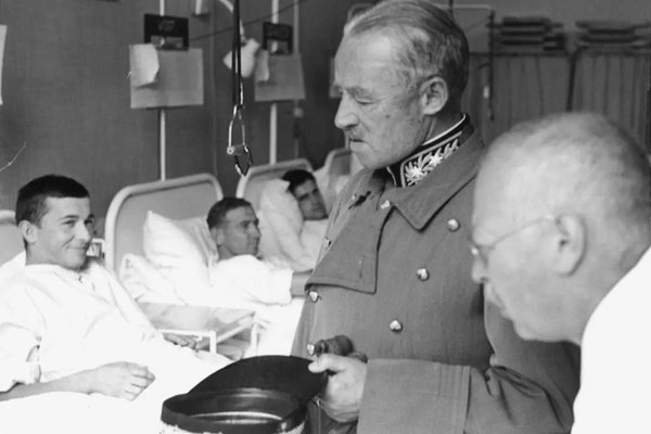 General Henri Guisan besucht die «Ölsoldaten» im Spital - (Bild: PD)