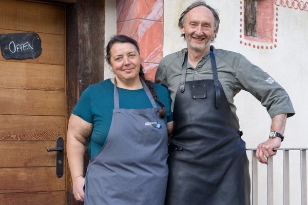 Klaus Leuenberger und Wirtin Chantal Käser - © klausleuenberger.ch