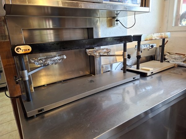 «Raclette-Papst» Eddy Baillifard wickelt grundsätzlich seine Käsehalter in Alufolie ein. - © René Buss