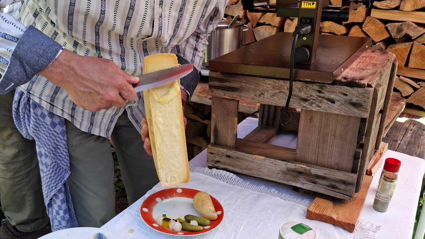 Klassisches Raclette im Wallis - © René Buss