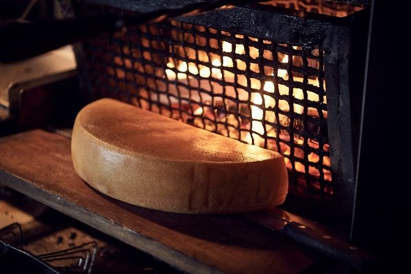Ur-Raclette am offenen Feuer im © Restaurant Baschi, Geschinen-Wyler VS