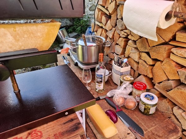 Kartoffeln im Topf, eingelegtes Gemüse und Zwiebeln auf Reserve und Wein für den Racleur, damit er am heißen Ofen nicht austrocknet. - © René Buss