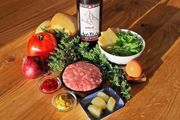Zutaten für den Raclette-Burger - © René Buss