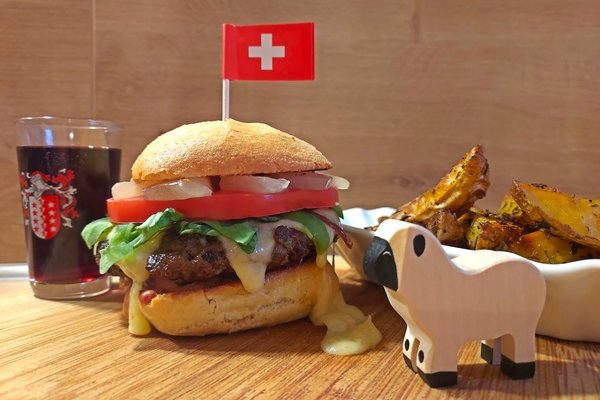 Raclette-Burger vom Schwarznasenlamm mit Kartoffelecken und Dôle du Valais - © René Buss