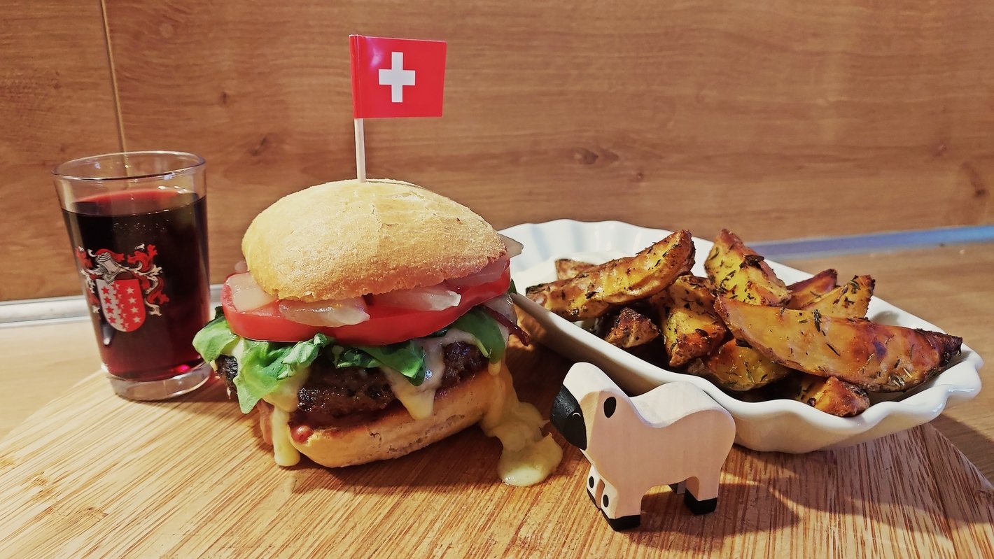 Raclette-Burger vom Walliser Schwarznasenlamm - © René Buss