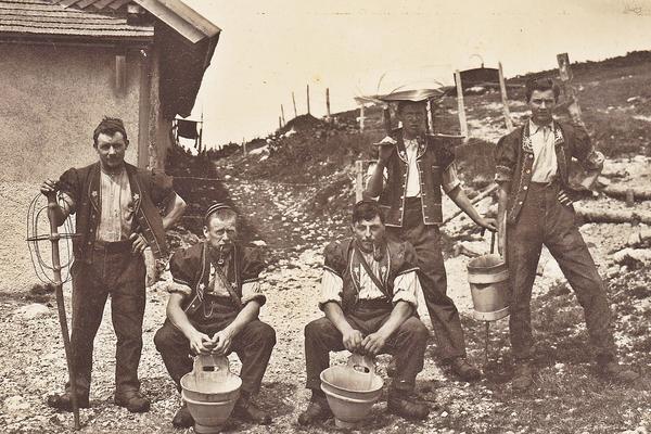 Armaillis vor der Alphütte am Gros Plané im Greyerzerland Ende der 1920er Jahre