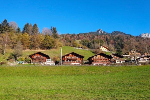 8.11.'24: Blick vom Simmental auf die Stockhornkette. Dahinter dichter Nebel im Berner Mittelland. - © René Buss 
