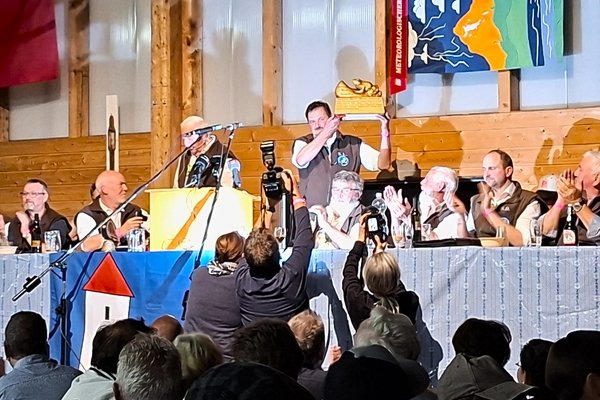 Laimbacher Kari im Blitzlichtgewitter - © René Buss