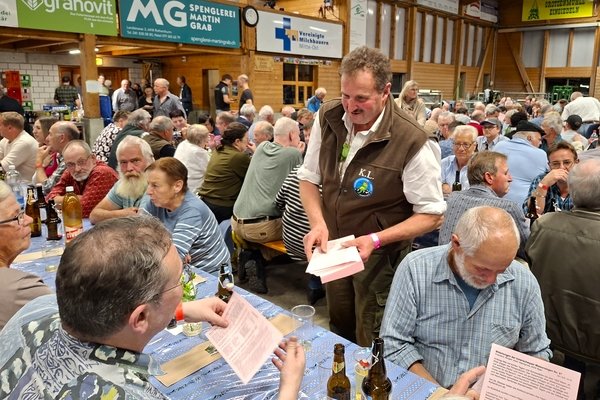 Der Sieger verteilt die Prognosen für den Winter. - © René Buss