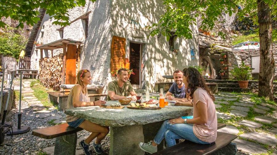 Apéro im Grotto - © ascona-locarno.com