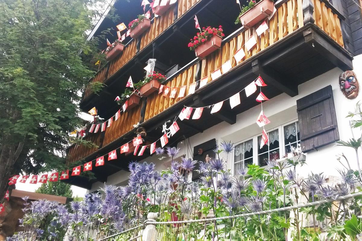 Geschmücktes Chalet auf der Riederalp - © René Buss